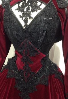 Halloween Cabin, Gothic Stuff, Medieval Dresses, Vampire Fashion, Odd Fashion, Glamouröse Outfits, Goth Steampunk, Goth Clothes, Gothic Wedding Dress