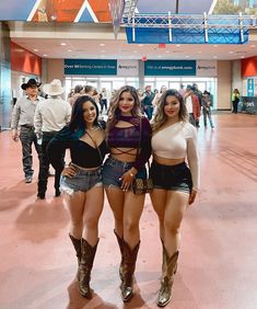 Vaquera Outfit Mexican Women, Jaripeo Outfits Mexican Women, Baile Outfits Jaripeo, Country Concert Outfit Ideas, Hairstyles Female, Concert Outfit Inspo, Foto Cowgirl