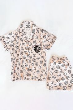 Our luxuriously soft flower pattern pajamas are perfect for weddings, bridal parties, holidays, getaways, bachelorette weekends, vacations, or just lounging at home. Features a button front shirt and elastic waist bottoms. We can print names, monograms, initials, titles, or logos in a variety of font choices. All text is printed on the front pocket. Pajamas can be purchased without text by selecting "No personalization" from the font selection menu. Please allow 4 weeks for production of pajamas Pajamas Green, Robes Satin, Wedding Tropical, Wedding Robes, Bridal Party Robes, Wedding Robe, Bachelorette Weekend, Bridesmaid Robes, Night Wear