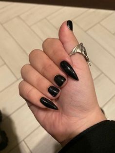 Masculine Acrylic Nails, Lesbian Nails Acrylic, Lesbian Acrylic Nails, Vampire Nails Aesthetic, Short Goth Nails, Goth Nails Acrylic, Goth Nail Designs, Around The Knee Tattoo, Lesbian Nails