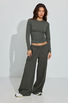 These sweats come with the widest legs for the comfiest girls. Features - Drawstring at elasticized waistband - Two-pocket styling - Ultra soft fleece lining Size & Fit - Fit: Relaxed + Wide Leg - Rise: High - Model is wearing size S Materials & Care - Content: 75% cotton, 25% recycled polyester - Care: Machine wash, cold - Imported Low Rise Baggy Sweatpants, Comfortable Street Wear, Gray Sweatpants Women, Skims Sweatpants Outfit, Uncuffed Sweatpants, Sweat Sets Women, Wide Joggers Outfit, Two Piece Sweat Suit Outfit, Sweat Set Outfits Women