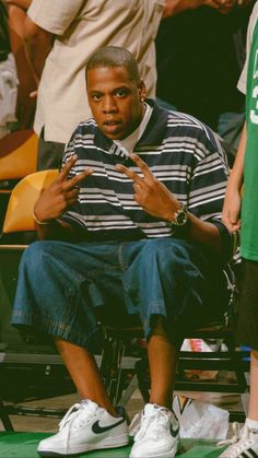 Old Hip Hop Outfits, Jay Z 2000s Fashion, 2000s Hiphop Outfit Men, 2000s Rapper Fashion, Late 2000s Fashion Men, 90s American Fashion, 2000 Mens Fashion, Hiphop Outfit Men, 90s Hiphop Style