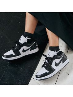 Blanco y Negro  Collar   Color combinado  Embellished Air Jordan 1 Low Women, Nike Jordans Women, Jordan Shoes For Women, Casual Athletic Shoes, Nike Air Jordan 1 Low, Jordans Women, Nike Models, Casual Sneakers Women, Girly Shoes