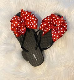 A pair of Old Navy flip flops in black with a 5 inch bow hand sewn to thong. Super cute and stylish even to wear on vacation!! Kids sizes can be made, please inquire the bow will be adjusted to fit the size properly. Turn around time is approximately 5 business days sometimes less I make the bow as well. Custom orders are welcome anytime!! Please visit my shop for more unique designs!! Twobeestees.etsy.com Thank you for stopping by and supporting small businesses!! Brenda Old Navy Flip Flops, Bridal Flip Flops, Cute Flip Flops, Flip Flop Wreaths, Floral Flip Flops, Bow Flip Flops, Wedding Flip Flops, Diy Slippers, Women's Flip Flops