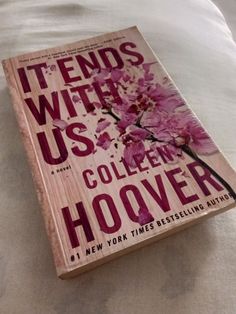 it ends with us book by colleen hover blame lively film Colleen Hoover Books, Books To Read Nonfiction, Love Store, Cartoon Books, Book Instagram, Lily Bloom, Story Books, Baby Love Quotes, Aesthetic Picture