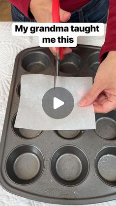 Liz & Jeff on Instagram: "Create the perfect muffin holder #baking #bakinglove #muffins #cupcakes #bakingtime" Culinary Tips, Nyttige Tips, Pasta Filo, Muffin Papers, Best Baking, Amazing Food Hacks, Kitchen Tricks, Easy Foods, Baking Hacks