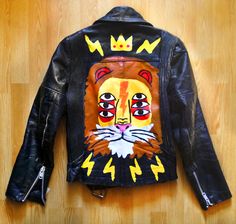 Outfits For A Fashion Show, Leather Jacket Illustration, Painting Jacket, Jacket Illustration, Hand Painted Leather Jacket, Painted Leather Jacket, Spanish Fashion, Painted Denim