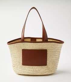 Straw Basket Tote Summer Day Outfits, Neutral Sandals, Summer Purses, Promo Gifts, Summer Wardrobe Essentials, Basket Tote, Straw Basket, Straw Tote Bag, Straw Bags