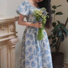 青墨の花模様レトロワンピース Vestidos Retro, Blue Ink, Beautiful Flower, Retro Dress, Flower Pattern, White Porcelain, Summer Wardrobe, Dresses Xs, Puff Sleeves