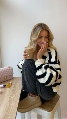 Nyc Brunch Outfit Summer, Vanilla Fall Outfits, Winter Outfit Inspo Casual, Winter Coffee Shop Outfit, Trendy Oversized Striped Cardigan, Trendy Striped Chunky Knit Sweater, Mary Skinner Outfits, Europe Aesthetic Outfit Winter, Almond Mom Outfit