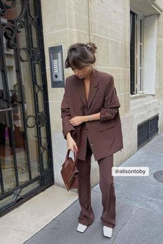 Gala Gonzalez, Chique Outfit, Emmanuelle Alt, Walking Down The Street, Brown Outfit, Elegante Casual, Paris Outfits, Event Outfit, Chic Outfit