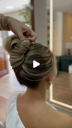 Blonde French Twist Hairstyles Simple Elegant Hairstyles, Chignon Simple, Elegance Hair, High Bun Hairstyles, Wedding Bun Hairstyles, Pro Hair, Wedding Hairstyles Medium Length, Short Hair Bun