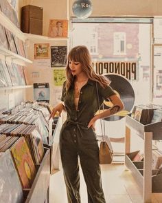 Strong Woman Aesthetic Photography, Audrey Rivet, 70s Inspired Fashion, 70s Outfits, Moda Boho, Foto Vintage, Fashion Hacks, Ideas For Instagram Photos, Mode Inspo