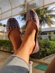 Juttis For Women, Kolhapuri Chappals, Sandals Ideas, Abaya Fashion Dubai, Fashion Sketches Dresses, Indian Dresses Traditional