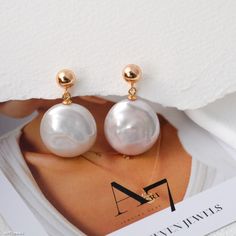 These elegant earrings feature natural round, flat baroque pearls, each uniquely shaped, adding a touch of individuality and charm. Set in 925 sterling silver, these earrings are perfect for bridesmaid gifts or special occasions. Their minimalist design makes them versatile enough for everyday wear, while the lustrous pearls create a timeless and sophisticated look. A thoughtful gift for her, these earrings beautifully capture the essence of understated elegance. DETAILED DESCRIPTION// Material: White Baroque Pearl Earrings As A Gift, Pear Shaped Pearl Chain Earrings, Gift Pearl White Baroque Pearl Earrings, Baroque Pearl Earrings Gift, Gift Baroque Pearl Earrings In Pearl White, Party Pearl Pendant Earrings, Pearl White Baroque Pearl Earrings As Gift, White Baroque Pearl Earrings With Pendant, Pearl White Baroque Pearl Earrings For Gifts