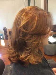 Short Haircut Blowout, Highlighted Ginger Hair, Best Haircuts 2023, Short Blowout Hair, Blowout Hair Short, Blowout On Short Hair, Feathered Lob, 90s Lob, Trendy Layered Hairstyles