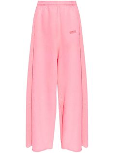 bubblegum pink stretch-design jersey texture wide leg pull-on style elasticated waistband two side slash pockets embroidered logo to the front rear welt pocket raw-cut hem floor-length Trendy Full-length Pink Sweatpants, Pink Wide Leg Pants With Side Pockets For Spring, Trendy Pink Full Length Sweatpants, Pink Relaxed Fit Pants With Ribbed Waistband, Pink Sweatpants With Ribbed Waistband, Trendy Wide Leg Pink Sweatpants, Trendy Pink Wide Leg Sweatpants, Pink Sweatpants With Pockets, Wide Leg, Trendy Pink Straight Leg Sweatpants