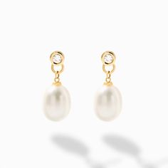 Inspirant un sentiment d'élégance intemporelle, ces boucles d'oreilles pendantes en perles en or massif 14 carats sont l'accessoire parfait pour toute occasion spéciale. Conçues pour la mariée moderne, la demoiselle d'honneur ou toute femme à la recherche d'une touche de luxe, ces boucles d'oreilles serties de zircones cubiques offrent une démonstration éblouissante de savoir-faire. Offrant un équilibre étonnant entre classique et contemporain, ces boucles d'oreilles de mariée 14 carats constitu Gold Pearl Drop Earrings, Pearl Wedding Earrings, Pearl Drop Earrings Gold, Bezel Set Earrings, Pearl Earrings Wedding, The Modern Bride, Set Earrings, Solid Gold Earrings, Pearl Wedding