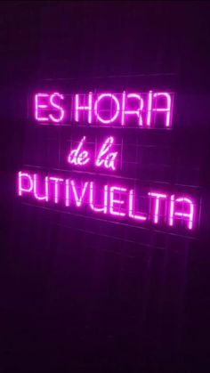 a neon sign that says es hora de la putivuelita in spanish