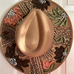 Beautiful Hand Painted Fadora Painted Hats For Women, Painted Cowboy Hats, Fadora Hat, Burning Hats, Embellished Cowboy Hat, Art Hats, Hat Painting, Diy Hats, Hat Burning