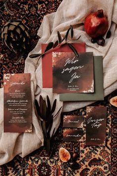 Glam Rock Elopement Love! In dieser wunderschönen Hochzeitsinspiration in dunklen Farben wie Moody Orange, Burgunderrot, Olivgrün & Schwarz, werden Hochzeitsträume wahr. #weddingstationery #moodywedding #glamrockwedding Save The Date Karten, Blog Graphics, Stationery Inspiration, Brown Wedding, Elope Wedding, Wedding Blog, Save The Date