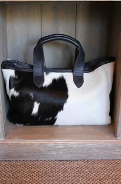 Beautiful handmade in Kent Cowhide bags. http://ensorinteriordesign.co.uk/contact-us.php #cowhide #bags #fashion #style #kent Moda Country, My Style Bags, Simple Fall Outfits, Cowhide Bag, Fur Bag, Stylish Handbags, Bags Fashion, Work Bags, Cool Items