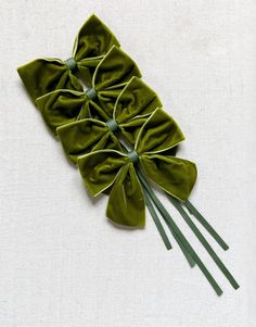 Luxurious set of 4 Green Velvet Napkin Bows were designed and handmade for Cfleursdesign from South Africa  These tasteful bows can be tied around any napkin or candle holder and look perfect paired with our own Velvet Napkins PLEASE NOTE THAT THIS IS HANDMADE PRODUCT, IT WILL TAKE UP TO 3 WEEKS before we can post, please DM ME BEFORE PLACING THIS ORDER Velvet Napkins, Green Napkins, Wedding Table Decor, Green Home Decor, Deco Table, Dining Table Decor, Style Expert, Green Velvet, Dm Me