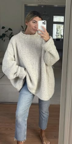 Wool Sweater Outfit, Baggy Sweater Outfits, Chunky Sweater Outfit, Sweater And Jeans Outfit, Nyc Winter Outfits, Autumn Street, Plus Size Winter Outfits, Oversized Sweater Outfit, Knit Sweater Outfit