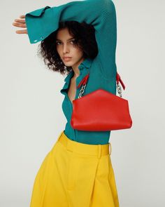 Editorial Bag Shoot, Poses With Purses, Purse Poses, Purse Photoshoot Ideas, Handbag Photoshoot Ideas, Bag Fashion Photography, Fashion Model Poses