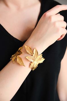 The old African style bracelet is completely handcrafted and 22 carat real gold plated, its colors will not darken. If you want to buy it as a gift, it is a really beautiful, special and beautiful bracelet. It is a very old model. Gold Leaf Bracelet, Elegant Adjustable Leaf-shaped Jewelry, Handmade Leaf-shaped Wedding Jewelry, Handmade Leaf-shaped Jewelry For Wedding, Adjustable Gold Leaf-shaped Jewelry, Vintage Bracelets Gold, Masc Cottagecore, Greek Athena, Capsule Jewelry