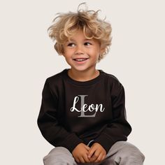 Welcome to my shop! Casual oversize sweatshirt made of soft cotton jersey with inner fleece in black. Are you still looking for a really warm companion for your loved ones on cool winter days? Then this warm sweater is just the thing. This sweater is lined on the inside and keeps you really warm. what you get A cute personalized children's sweatshirt with an individual print with initial and name. How do I order my item? Please name us in the personalization box 1.) Desired name 2.) Desired colo Personalized Black Crew Neck Sweatshirt, Black Long Sleeve Sweatshirt With Name Print, Sweater With Name, Name Sweater, Oversize Sweatshirt, Cool Winter, Shirt Oversize, Warm Sweater, Gender Neutral Baby Clothes