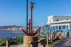 an anchor on a pole near the water