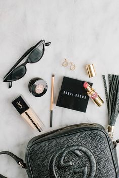 Makeup Bag Flatlay, Makeup Flatlay Photography, Product Flatlay Ideas, Makeup Bag Photography, Purses Photography, Korean Beauty Products Makeup, Purse Flatlay, Aesthetic Flatlay Ideas, Flatlay Ideas Creative