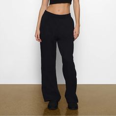 Skims Boyfriend Fleece Pant In Onyx Black 14” Elastic Waist 30” Inseam Sweatpants Straight Leg Elastic Drawstring Waist 100% Cotton New Condition Sports Pants With Ribbed Waistband And Straight Hem, Sportswear Relaxed Fit Full Length Bottoms, Sportswear Bottoms With Relaxed Fit, Winter Athleisure Bottoms With Straight Hem, Solid Color Straight Leg Sweatpants, Fitted Black Casual Sweatpants, Black Straight Leg Bottoms For Jogging, Straight Leg Sweatpants For Sports, Black Straight Leg Jogging Bottoms