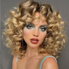 70s Hair Look Disco, Disco Hair And Makeup, Onda Disco, 70s Makeup Look, 70s Hair And Makeup, 80s Makeup Looks, Look Disco, Disco Makeup, Disco Hair