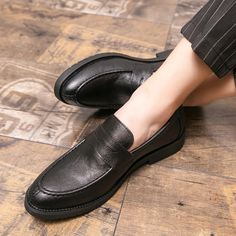 Détendez-vous et restez décontracté avec nos mocassins britanniques. Avec leur mélange unique de style britannique et de confort décontracté, ces mocassins sont parfaits pour tout look décontracté. Enfilez-les et sortez avec style, tout en vous sentant à l'aise.
 





Matériau de la semelle extérieure: Caoutchouc Casual Slip-on Closed Toe Loafers, Casual Oxfords With Textured Sole And Flat Heel, Casual Loafers With Rubber Sole, Casual Loafers With Rubber Sole And Flat Heel, Casual Black Slip-on Oxfords, Slip-on Leather Shoes With Round Toe For Business Casual, Slip-on Round Toe Dress Shoes For Fall, Slip-on Dress Shoes With Round Toe For Fall, Fall Slip-on Dress Shoes With Round Toe