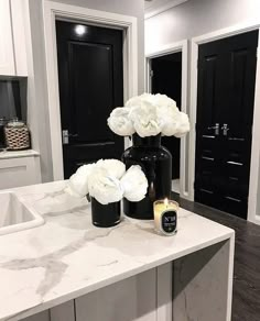 Apartment Island Decor, Black And White Apartment, Girl Apartment Decor, Bachelorette Pad, White Kitchen Decor, Apartment Living Room Design, Apartment Diy