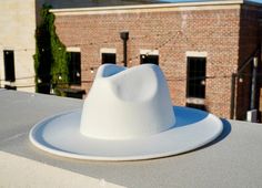 A white color wide brim fedora. Hats Classic, White Fedora, Wide Brim Hat Summer, Hats Beach, Dope Hats, Summer Hats Beach, Mens Fedora, Womens Fedora, Flat Brim Hat