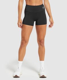 IN DEINEM SPIND 
 Die Training Shorts sind dein perfektes Basic für jedes Training - von Home Workout bis Gym Session, von Laufband bis Gewichtheben. 
 - High-Rise Fit
- Schmeichelnde Nähte
- Logo an der Hüfte und hinten
- 78% Polyester, 22% Elastan
- Das Model ist 1.72 m groß und trägt Größe XS
- Artikelnummer: B2A8H-BBBB Gymshark Shorts, Gym Workouts Women, Gym Shark, Gym Workout Outfits, Gymshark Women, Girl Fits, Training Shorts, Shorts With Tights, Loose Tops