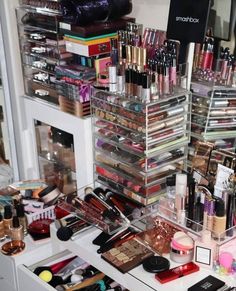 Rosa Make-up, Makeup Collection Storage, Penyimpanan Makeup, Collection Storage, Diy Makeup Vanity, Makeup Training, Makeup Aesthetic