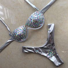 Ce type de bikini en strass est notre nouveau produit 2019, avec des diamants brillants cousus à la main, des hauts push-up, un bas string taille basse, il fera de vous la star la plus attrayante de vos vacances. 


 Les photos de ce produit sont nos vraies photos, refusez la réimpression ou le détournement ! Plus de photos ou de vidéos, veuillez contacter le vendeur. 















 Couleur: F094noir, F102bleu, F102noir, Or, Gris, F102rose, F094rose, F094rouge, F102argent, F094argent, F102roug Fitted Rhinestone Swimwear For Summer, Fitted Swimwear With Rhinestones For Summer, Glamorous Fitted Silver Swimwear, Party Swimwear With Rhinestones, Party Swimwear With Rhinestones For Beach Season, Fitted Silver Swimwear For Club, Fitted Rhinestone Swimwear For Beach Season, Rhinestone Top, Crystal Diamond