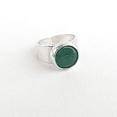 Beautiful Italian silver ring with a round Colombian emerald, made by Colombian artisans, therefore, each piece is unique. It is the perfect gift to surprise her on her birthday, anniversary or Christmas, making that moment unique. Colombian emeralds are well known in the world because their color is simply unique, since they are more vibrant, making them absolutely irresistible to whoever lays eyes on them, in addition to their level of purity, clarity and resistance, they have an extraordinary Round Emerald Ring, Sea Earrings, Smaragd Ring, Colombian Emeralds, Pearl Gemstone, Gold Collection, Emerald Ring, Birthstone Jewelry, Birthday Anniversary