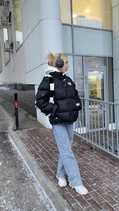 Autumn Outfits Puffer Jacket, Cold Winter Outfits Nyc, Winter North Face Outfits, Autm Outfit Aesthetic, North Face Down Jacket, Cold Girl Aesthetic Outfit, Boston Weather Outfits, New York City Fashion Street Style, Winter Jacket Outfits Aesthetic