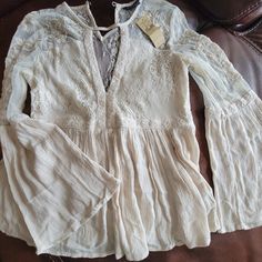 Nwt American Eagle Ivory Lace Boho Top Tags Attached Xs Smoke Free Home White Casual Lace Top For Fall, Casual White Lace Top For Fall, Cream Long Sleeve Lace Top For Summer, Cream Feminine Tops For Day Out, Chic Ecru Tops For Spring, Casual Beige Lace Top, V-neck, Beige Casual V-neck Lace Top, Casual Long Sleeve Beige Lace Top, Feminine Off-white V-neck Top