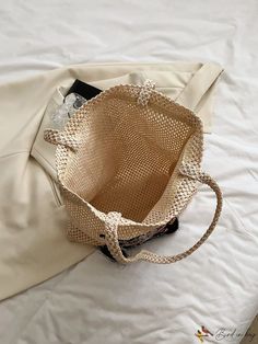 BirdinBag - Chic Colorblock Straw Tote Bag - Ideal for Casual Vacations and Beach Trips Paper Sizes Chart, Inch Bag, Facial Makeup, Straw Beach Bag, Beach Tote Bag, Straw Tote Bag, Bag Elegant, Details Pictures, Straw Tote