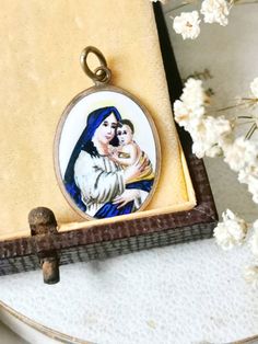 Super beautiful chain pendant made of brass with a hand painted picture of Mary and the Child Jesus. It is completely handmade around 1900-1920. Also a great gift 💙. Total length approx. 3.5 cm Width approx. 2 cm ☀️ shipping is usually done via DHL / Deutsche Post ☀️ photos are part of the descriptions ☀️ please ask any questions before buying :) Vintage Enamel Oval Pendant Jewelry, Vintage Nickel-free Enamel Necklaces, Antique Enamel Jewelry As Gift, Handmade Antique Enamel Necklaces, Antique Enamel Jewelry As A Gift, Antique Enamel Jewelry For Gift, Vintage Enamel Jewelry As Gift, Vintage Enamel Keepsake Jewelry, Victorian Enamel Necklace For Gifts