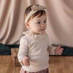 Soft A-line tee with front button placket opening and sweet ruffle peterpan collar. 100% cotton Size: S (0-12m) / M (12-24m) / L (2T) Model: 14m / 30" / 21lbs / size S Hello Gift, Peterpan Collar, Hair Socks, Nest Design, Louise Misha, Tiny Cottons, Boys Romper, Head Hair, Mini Rodini