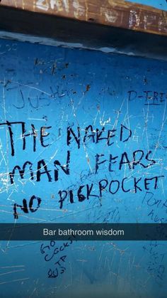 graffiti on the side of a blue wall that says, the naked man hears no pispockt