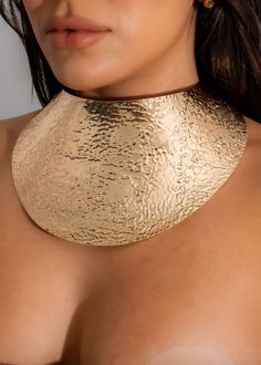 Beautiful and elegant Majesty Collar Necklace Gold, perfect for adding glamour to any outfit Glamorous Gold Choker For Evening, Bronze Jewelry For Party, Elegant Metallic Necklace For Party, Elegant Bronze Necklaces For Party, Elegant Hammered Choker Jewelry, Elegant Bronze Party Necklace, Elegant Gold Choker Bib Necklace, Elegant Hammered Choker Necklace, Hammered Metal Choker Necklaces