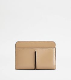 Credit card holder in elegant semi-shiny leather with central ribbing, external pockets and branded metal T Timeless accessory. Luxury Leather Beige Card Holder, Luxury Beige Leather Card Holder, Elegant Tan Leather Wallet, Formal Tan Leather Wallet, Elegant Tan Wallets For Business, Formal Compact Leather Card Holder, Modern Tan Leather Wallet, Luxury Compact Leather Card Holder, Beige Card Holder With Card Slots For Formal Use